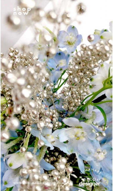 Lumanare botez scurta cu flori naturale delphinium si folie argintie personalizata 3